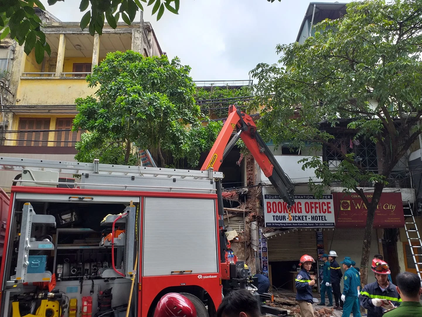 Hà Nội: Sập nhà triệu USD trên phố hàng Bông