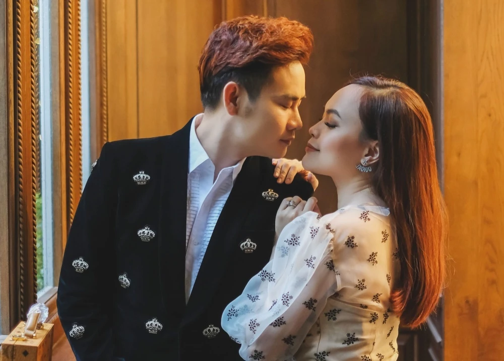 MC 'Hãy chọn giá đúng' ngọt ngào hôn vợ kỷ niệm 20 năm yêu