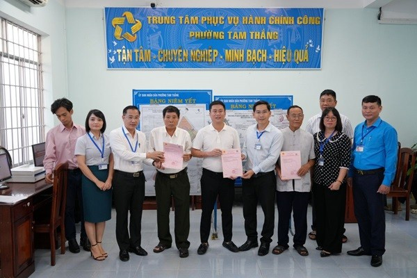 UBND phường Tam Thắng trao Giấy chứng nhận quyền sử dụng đất và tài sản gắn liền với đất đầu tiên cho người dân trên địa bàn sau 30 ngày vận hành mô hình chính quyền 2 cấp. anh-2-7566.jpg