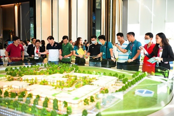 Dự kiến mức thu lệ phí cấp chứng chỉ hành nghề môi giới bất động sản 300.000 đồng/chứng chỉ. Ảnh minh họa: VGP moi-gioi-1.jpg