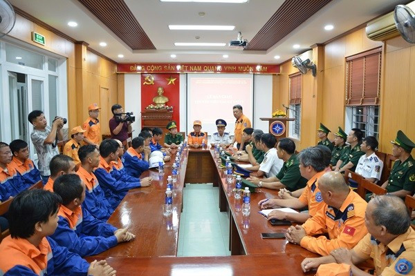 Lực lượng tàu cứu nạn chuyên dụng SAR 413 của Trung tâm Phối hợp tìm kiếm, cứu nạn hàng hải khu vực III đưa 20 thuyền viên tàu bị nạn trên biển vào bờ an toàn. Ảnh: Trường Phi anh-1-tp.jpg