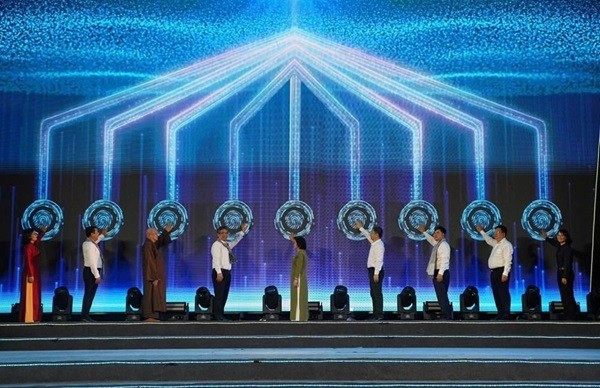 Các đại biểu bấm nút khai mạc Hội sách “Huyền thoại Côn Đảo”. hoi-sach-1.jpg