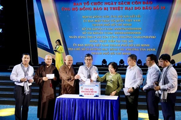 Tại lễ khai mạc hội sách đã phát động quyên góp ủng hộ đồng bào bị ảnh hưởng do bão, lũ hoi-sach-3.jpg