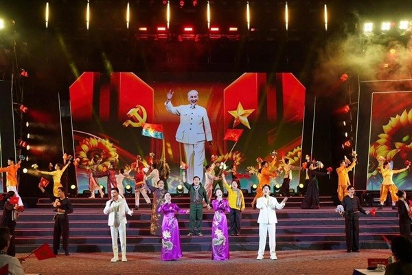 Chương trình nghệ thuật “Những câu thơ viết nên hình đất nước” trong đêm khai mạc hoi-sach-4.jpg