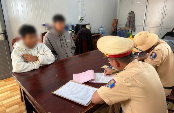 Lực lượng CSGT làm việc với nhóm thanh niên có hành vi đua xe. Ảnh: CA lam-dong-1.jpg