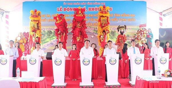 Các đại biểu bấm nút khởi công Dự án Xây dựng đường liên cảng (giai đoạn 1). Ảnh: Phạm Tùng duong-lien-cang-1.jpg