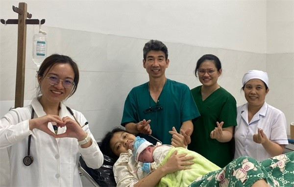 Một sản phụ đã được ê-kíp y, bác sĩ trực tiếp đỡ sinh không khác gì được sinh tại Bệnh viện Hùng Vương, vừa có bác sĩ Sản khoa trực tiếp đỡ sinh, vừa có bác sĩ Nhi khoa có mặt trong phòng sinh để hồi sức sơ sinh ngay sau sinh. Ảnh: SYT con-dao-1.jpg
