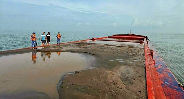 Lực lượng chức năng kiểm tra hàng hóa trên tàu. Ảnh: CSB cat.jpg