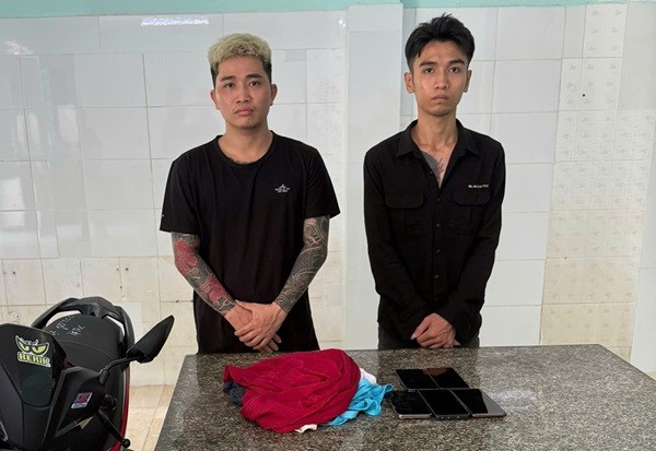 Từ trái qua, đối tượng Lê Văn Nhâm, Lương Công Thuận. Ảnh: CA nham.jpg