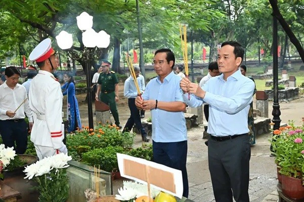 Bí thư Thành ủy TP HCM Trần Lưu Quang cùng đoàn đại biểu dâng hương mộ phần các Anh hùng liệt sĩ. Ảnh: Việt Dũng con-dao-1.jpg