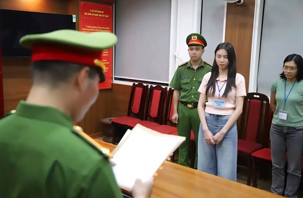 Hoa hậu Thùy Tiên (áo hồng) khi bị bắt. Ảnh: BCA anh-2.jpg
