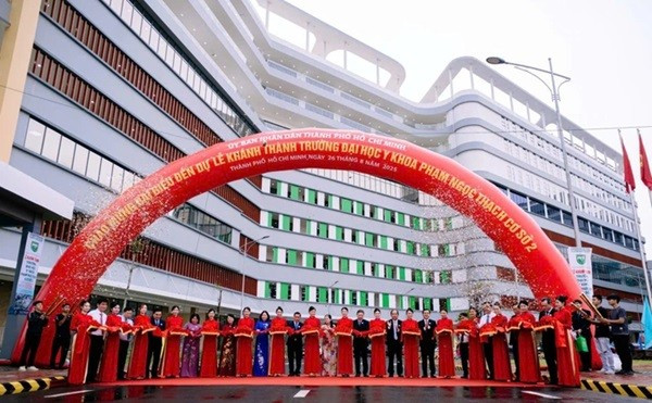 Lãnh đạo TP HCM và các sở ban ngành cắt băng khánh thành trường. Ảnh: Hải Yến truong-y-2.jpg