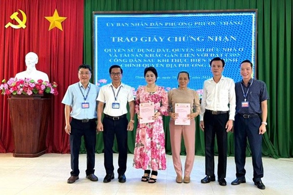 Lãnh đạo phường Phước Thắng, TP HCM trao "sổ hồng" cho 2 hộ dân đầu tiên sau khi thực hiện mô hình chính quyền địa phương 2 cấp. Ảnh: Thành An anh-phuoc-thang.jpg