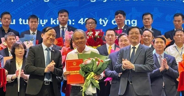 Bí thư Tỉnh uỷ Gia Lai - Hồ Quốc Dũng và Chủ tịch UBND tỉnh Gia Lai - Phạm Anh Tuấn trao chứng nhận đầu tư cho ông Đoàn Nguyên Đức - Chủ tịch Tập đoàn HAGL. Nguồn: Tạp chí Gia Đình Việt Nam bau-duc-2.jpg