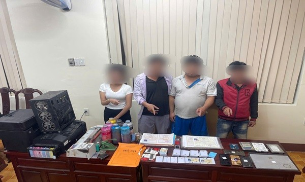 Đối tượng cùng tang vật thu giữ. Ảnh: CA giay-to-gia-1.jpg