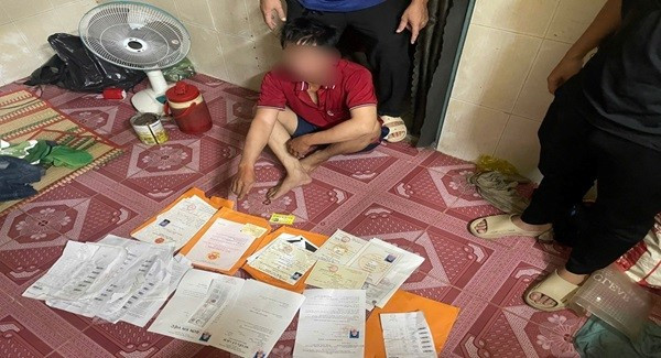 Đối tượng H và số lượng giấy tờ giả chưa kịp giao đến người mua. Ảnh: CA giay-to-gia-3.jpg