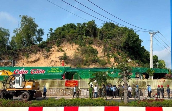 Lực lượng chức năng phường Phước Thắng (TP HCM) tổ chức cưỡng chế công trình vi phạm. Ảnh: Thành An cuong-che.jpg