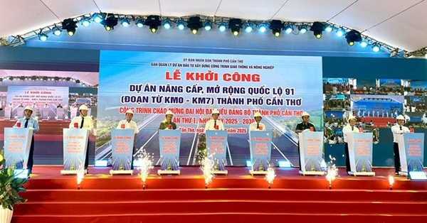Các đại biểu thực hiện nghi thức khởi công Dự án nâng cấp, mở rông Quốc lộ 91 đoạn Km0 - Km7 TP Cần Thơ can-tho-1.jpg