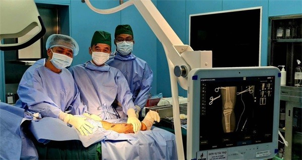 Các bác sĩ chuyên khoa của BV Chấn thương Chỉnh hình và BV Bình Dân phối hợp với đội ngũ y tế Côn Đảo thực hiện thành công ca phẫu thuật kết hợp xương xâm lấn tối thiểu cho bệnh nhân bị gãy kín mâm chày ngay tại Côn Đảo. Ảnh: SYT y-te-tp-hcm-3.jpg
