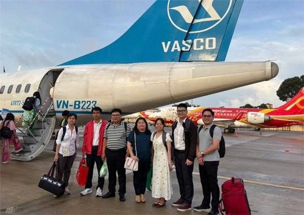 Các bác sĩ đợt 2 vừa bay ra đặc khu Côn Đảo để tiếp tục luân phiên công tác. Ảnh: SYT y-te-con-dao-2.jpg