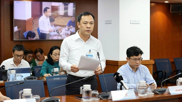 Đại diện Sở Y tế trả lời câu hỏi phóng viên gửi về thông qua Trung tâm Báo chí Thành phố. Ảnh: Linh Nhi bv-binh-duong-1.jpg