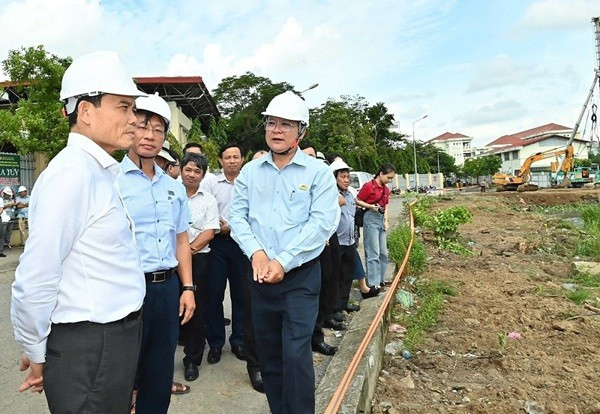 Bí thư Thành ủy TP HCM Trần Lưu Quang khảo sát thực địa dự án cải tạo, nạo vét môi trường Rạch Xuyên Tâm. Nguồn: SGGP xuyen-tam-1.jpg