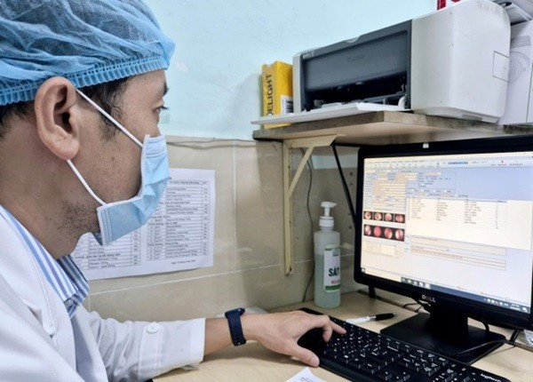 Bác sĩ khám và truy cập hồ sơ bệnh án điện tử tại bệnh viện Tai Mũi Họng. Ảnh: SYT y-te-1.jpg