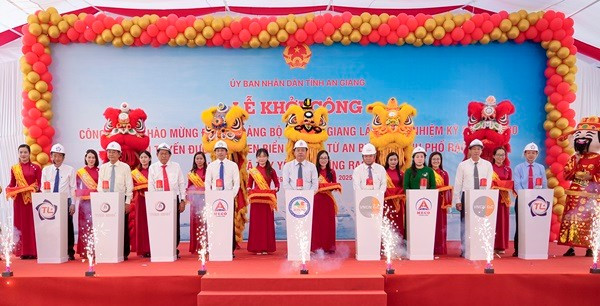 Đại biểu thực hiện nghi thức khởi công dự án. Ảnh: Duy Anh an-giang-1.jpg