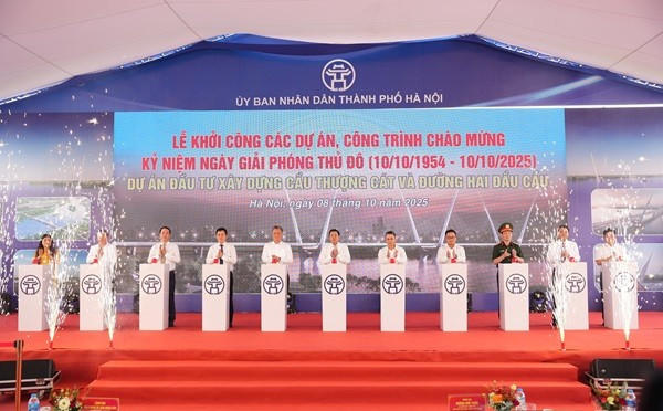 Các đại biểu thực hiện nghi thức khởi công cầu Thượng Cát. ha-noi-1.jpg