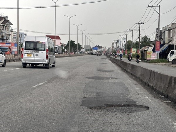 Quốc lộ 51 xuống cấp nghiêm trọng, tiềm ẩn nguy cơ mất an toàn giao thông. Ảnh: Huỳnh Dũng ql-51.jpg