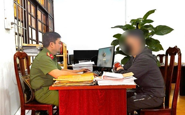 Cơ quan Công an làm việc với đối tượng P.T.Đ.Q. Ảnh: CA lua-dao-1.jpg
