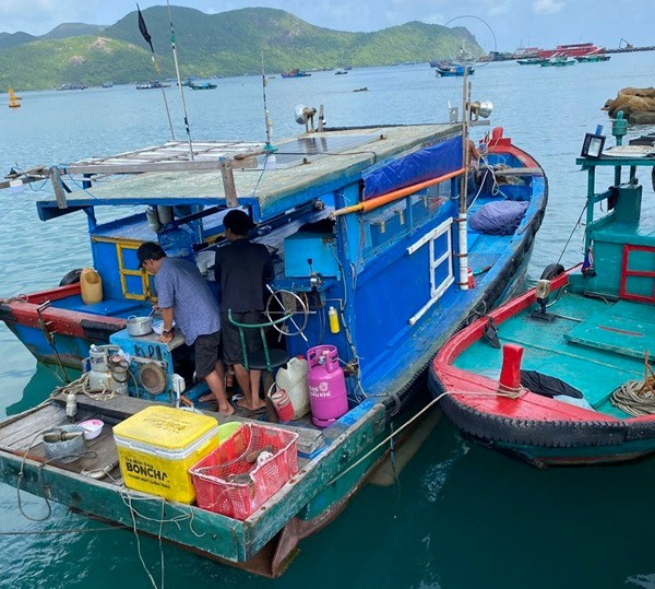 Tàu cá BV 08915 TS do ông Nguyễn Văn Thắng làm chủ bị phát hiện tàng trữ chất độc xyanua dùng để đánh bắt hải sản. Ảnh: Quang Anh anh-1-bp.jpg