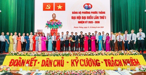 Ban Chấp hành Đảng bộ phường Phước Thắng nhiệm kỳ 2025-2030 ra mắt đại hội. Ảnh: Huyền Trang anh-2-phuoc-thang.jpg