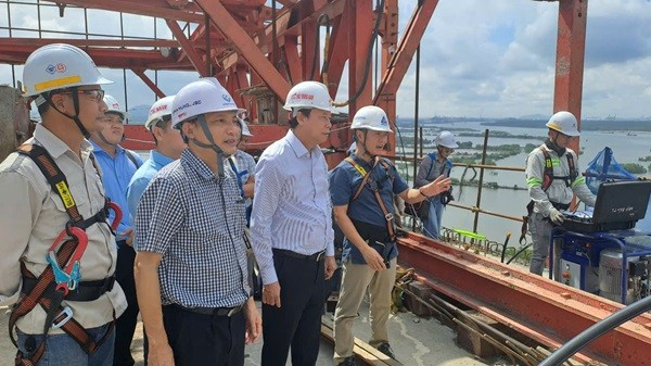 Phó Chủ tịch Thường trực UBND TP HCM Nguyễn Văn Thọ (áo trắng) đang kiểm tra thực tế tiến độ dự án. phuoc-an-6.jpg