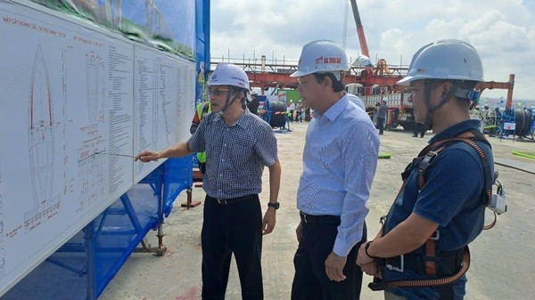 Ông Nguyễn Văn Trình, Giám đốc Ban Quản lý Dự án Giao thông khu vực và Chuyên ngành nông nghiệp tỉnh Bà Rịa – Vũng Tàu (áo sọc) báo cáo tiến độ thi công dự án. phuoc-an-5.jpg