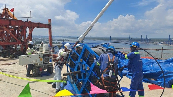 Các công nhân đang thực hiện căng bó cáp dây văng, đánh dấu cột mốc quan trọng trong quá trình thi công dự án. phuoc-an-2.jpg