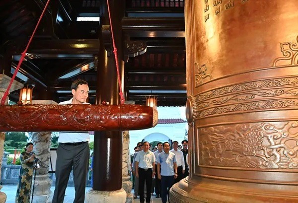 Bí thư Thành ủy TP HCM Trần Lưu Quang thỉnh hồi chuông 9 tiếng tại Đền thờ Côn Đảo. Ảnh: Việt Dũng con-dao-2.jpg