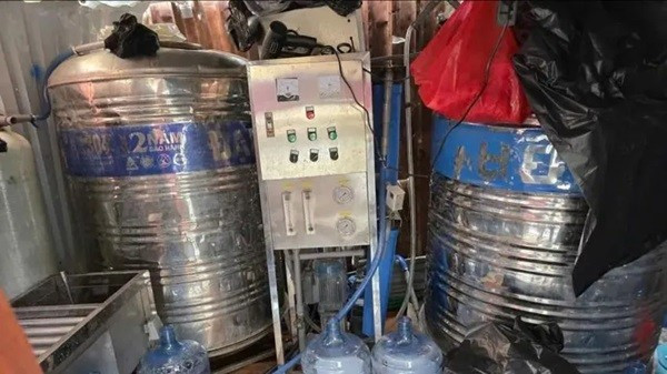 Công an TP HCM thu giữ các tang vật liên quan. Ảnh: CACC nuoc-gia-3.jpg