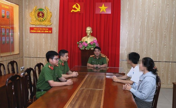 Sinh viên được giải cứu. Ảnh: CA bat-coc-2.jpg