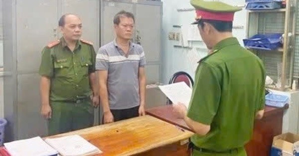 Ông Bùi Hữu Khánh bị công an bắt giữ. Ảnh: CA huukhanh.jpg