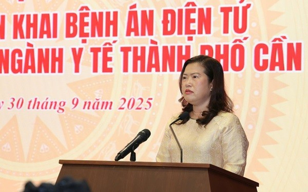 Phó Chủ tịch UBND TP Cần Thơ Nguyễn Thị Ngọc Điệp phát biểu tại buổi lễ. y-te-can-tho-2.jpg