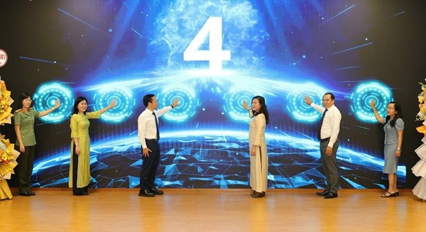 Các đại biểu thực hiện nghi thức đánh dấu triển khai 100% bệnh án điện tử tại TP Cần Thơ y-te-can-tho-1.jpg