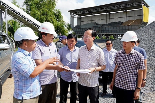 Chủ tịch UBND tỉnh Đồng Tháp Trần Trí Quang kiểm tra thực tế tại công trường. Ảnh: Việt Tiến dong-thap-1.jpg