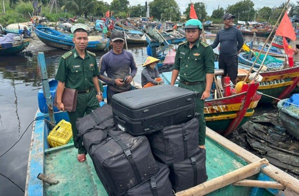 4 túi xách màu đen, 1 vali cùng màu trôi dạt trên biển được ông Võ Ngọc Sáng phát hiện. Ảnh: BP binh-chau-2.jpg