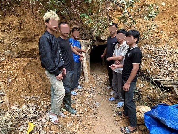 Công an Đà Nẵng bắt quả tang nhiều đối tượng khai thác vàng trái phép. Ảnh: CA da-nang-1.jpg