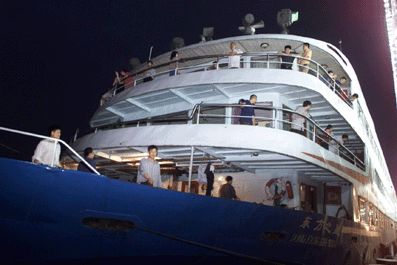 Tàu Ngôi sao phương đông thường xuyên chở khách du lịch và nhận tour chở khách của các công ty lữ hành.