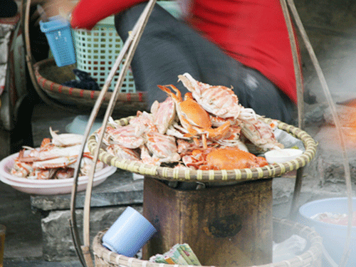 Giá của những con cua, ghẹ "tái sinh" bằng chiêu làm giả vẫn đắt đỏ không kém cua ghẹ thật, hàng trăm nghìn 1kg. Theo những người bán có kinh nghiệm, nếu ghẹ, cua có bơm gạch giả, thì gạch màu màu đỏ thẫm, hoặc đỏ nhạt ánh xanh, mềm, dùng đũa có thể chọc nát, trong khi gạch thật của cua ghẹ khi hấp xong vẫn chắc, ăn béo.
