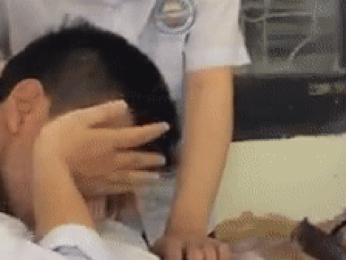 Không chỉ ảnh chế, mà những phiên bản "Em gái lầy", "Anh trai thất tình ngày mưa" cũng bùng nổ. Anh chàng bị lũ bạn hát "Anh trai mưa" cứa sâu vào nỗi đau thất tình.