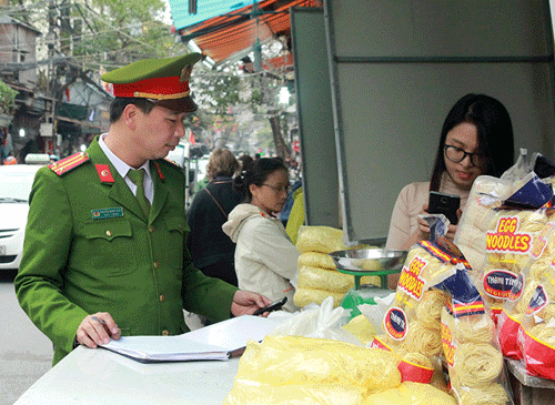 Tại Hội nghị quán triệt triển khai kế hoạch đảm bảo an toàn trật tự giao thông, trật tự đô thị của Hà Nội sáng 4/3, Chủ tịch UBND TP Nguyễn Đức Chung yêu cầu các lực lượng liên quan phải xử lý dứt điểm tình trạng lấn chiếm vỉa hè lòng đường và người đứng đầu phải chịu trách nhiệm nếu để xảy ra vi phạm. Ảnh: Việt Linh.