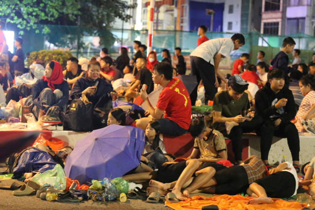 Có người dân sợ "mất chỗ đẹp" nên đã chuẩn bị cơm nắm, muối vừng, lương khô, sữa, nước, áo mưa... di chuyển lên phố Kim Mã từ sáng sớm chờ xem diễu binh. anh7.jpg